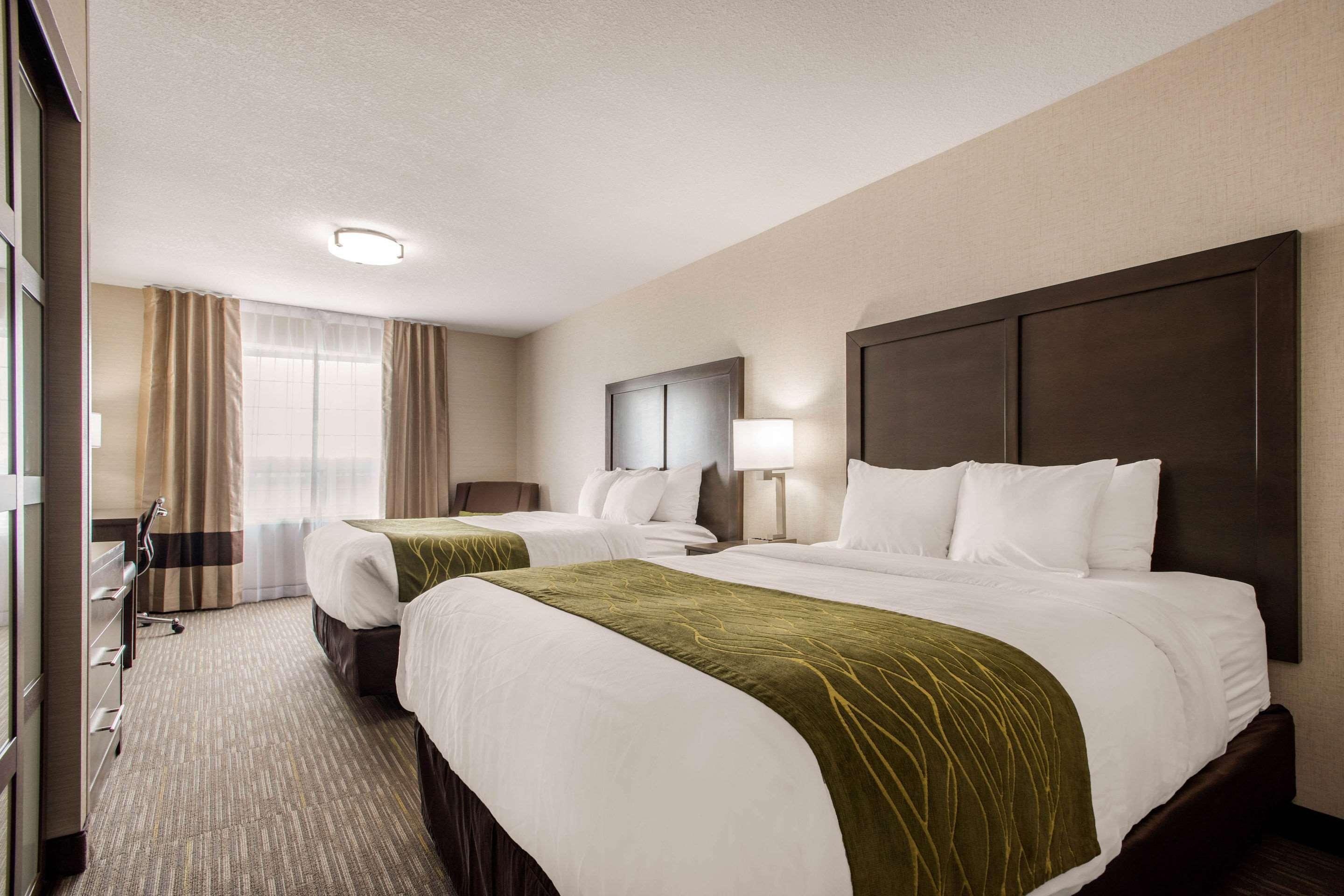 Comfort Inn & Suites Ред Диър Екстериор снимка