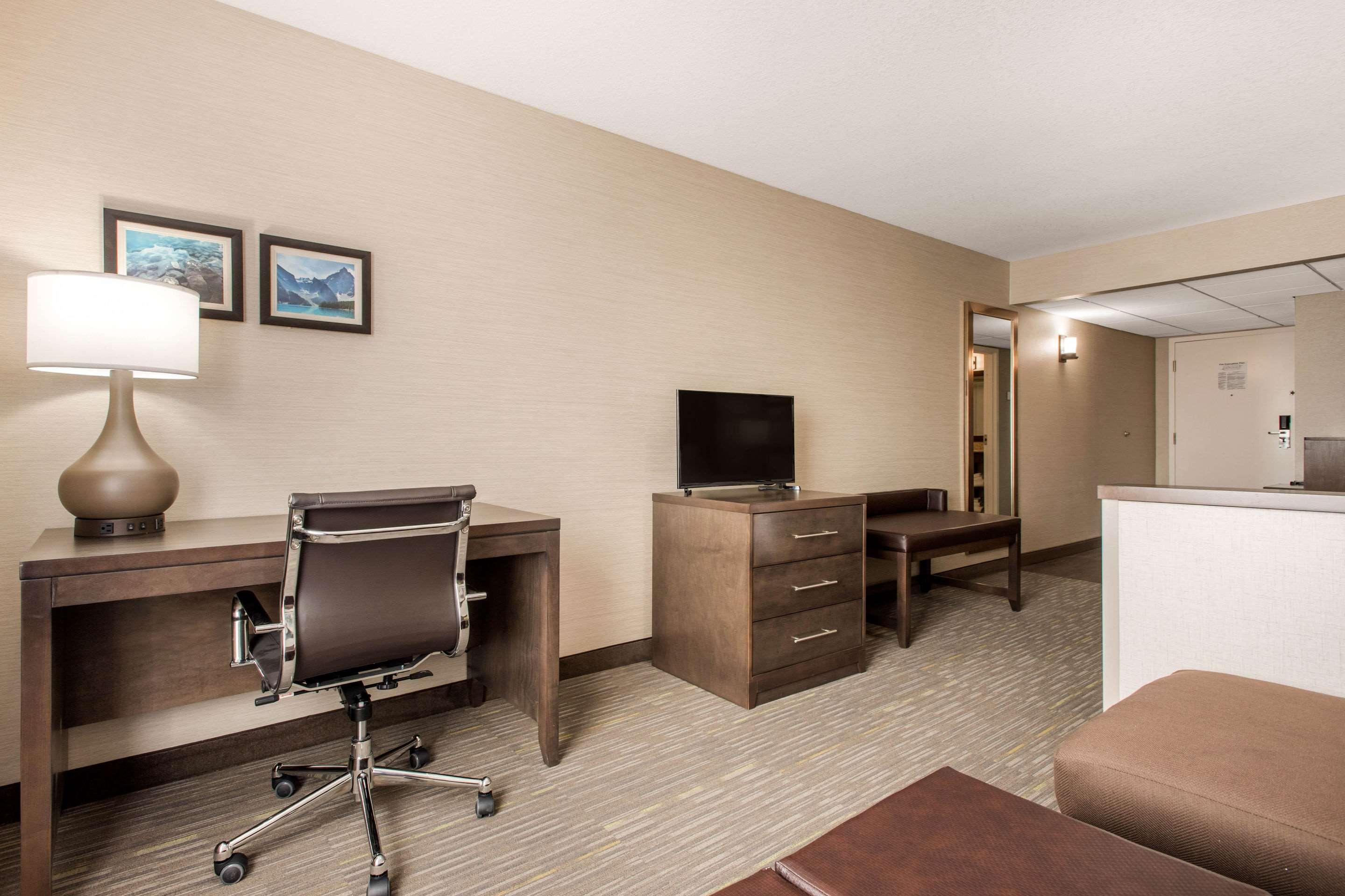 Comfort Inn & Suites Ред Диър Екстериор снимка