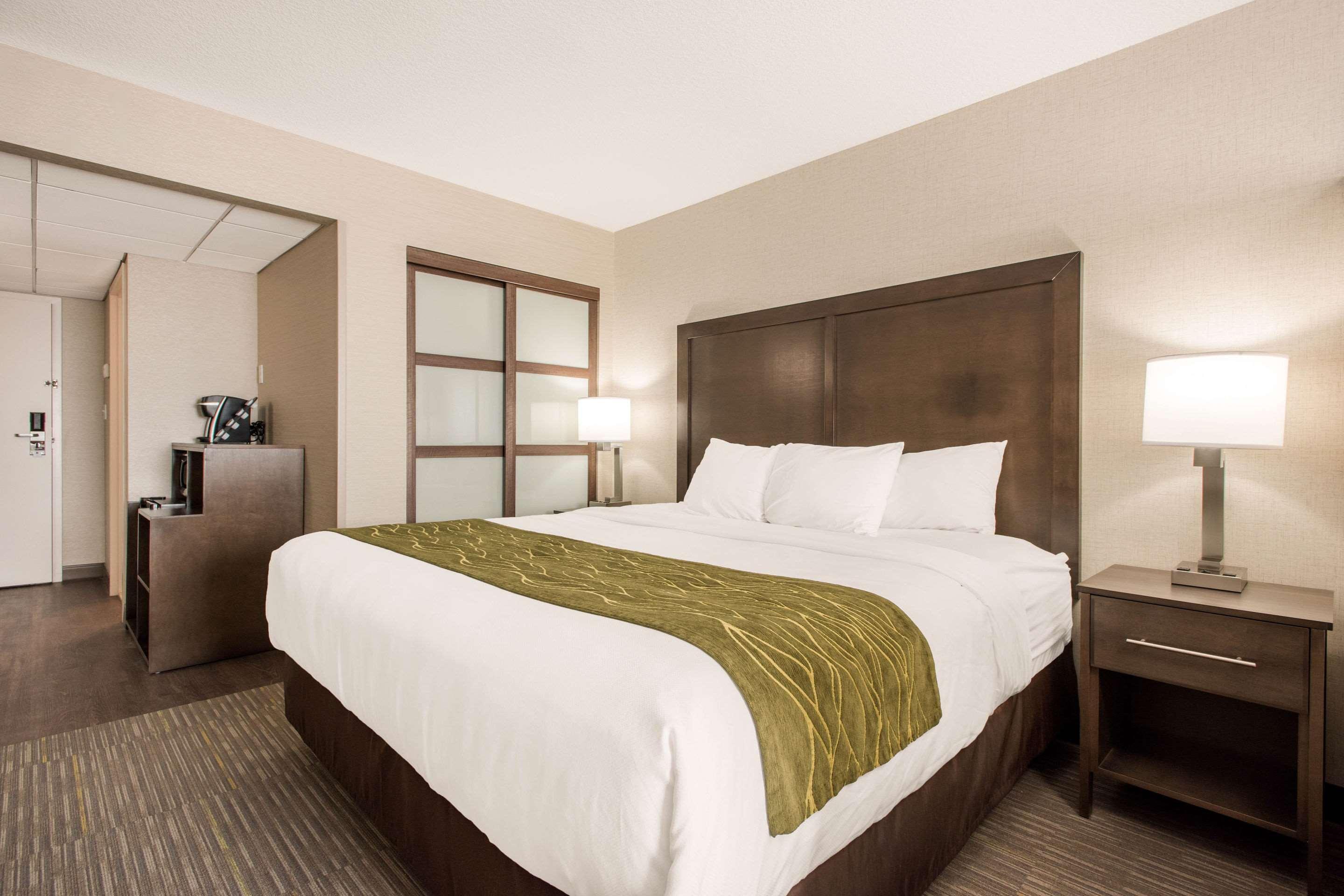 Comfort Inn & Suites Ред Диър Екстериор снимка