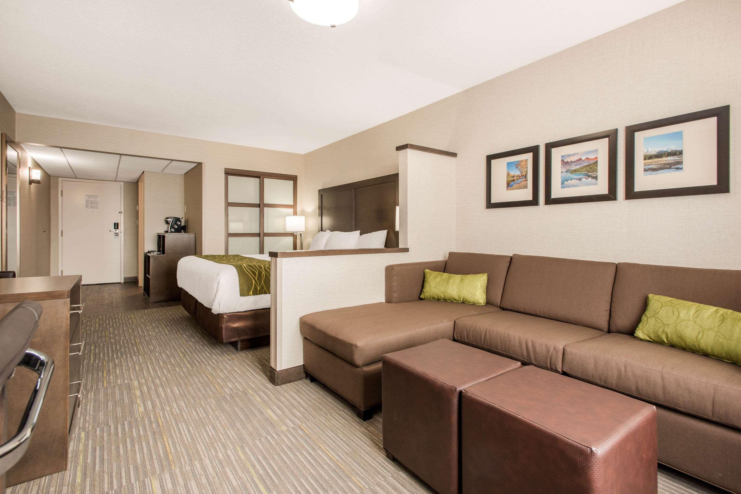 Comfort Inn & Suites Ред Диър Екстериор снимка