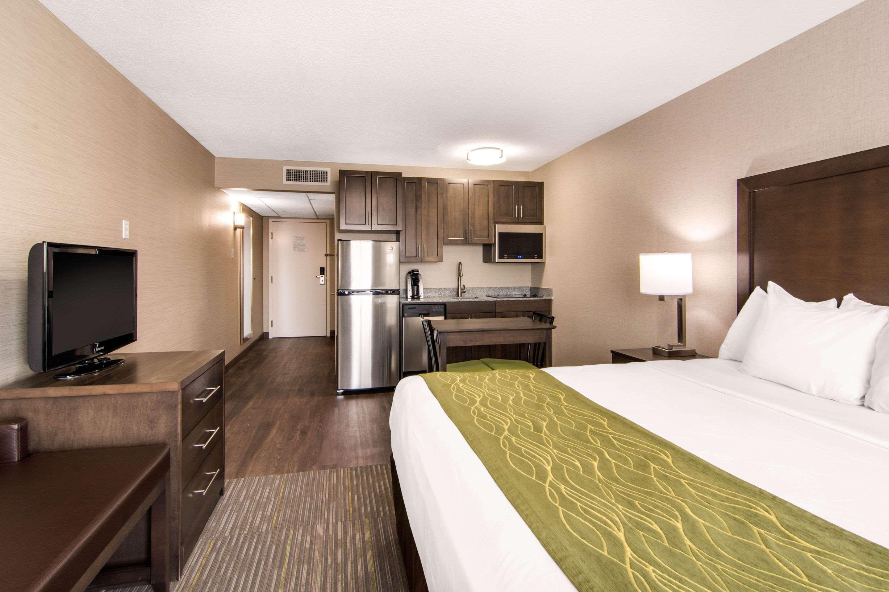 Comfort Inn & Suites Ред Диър Екстериор снимка