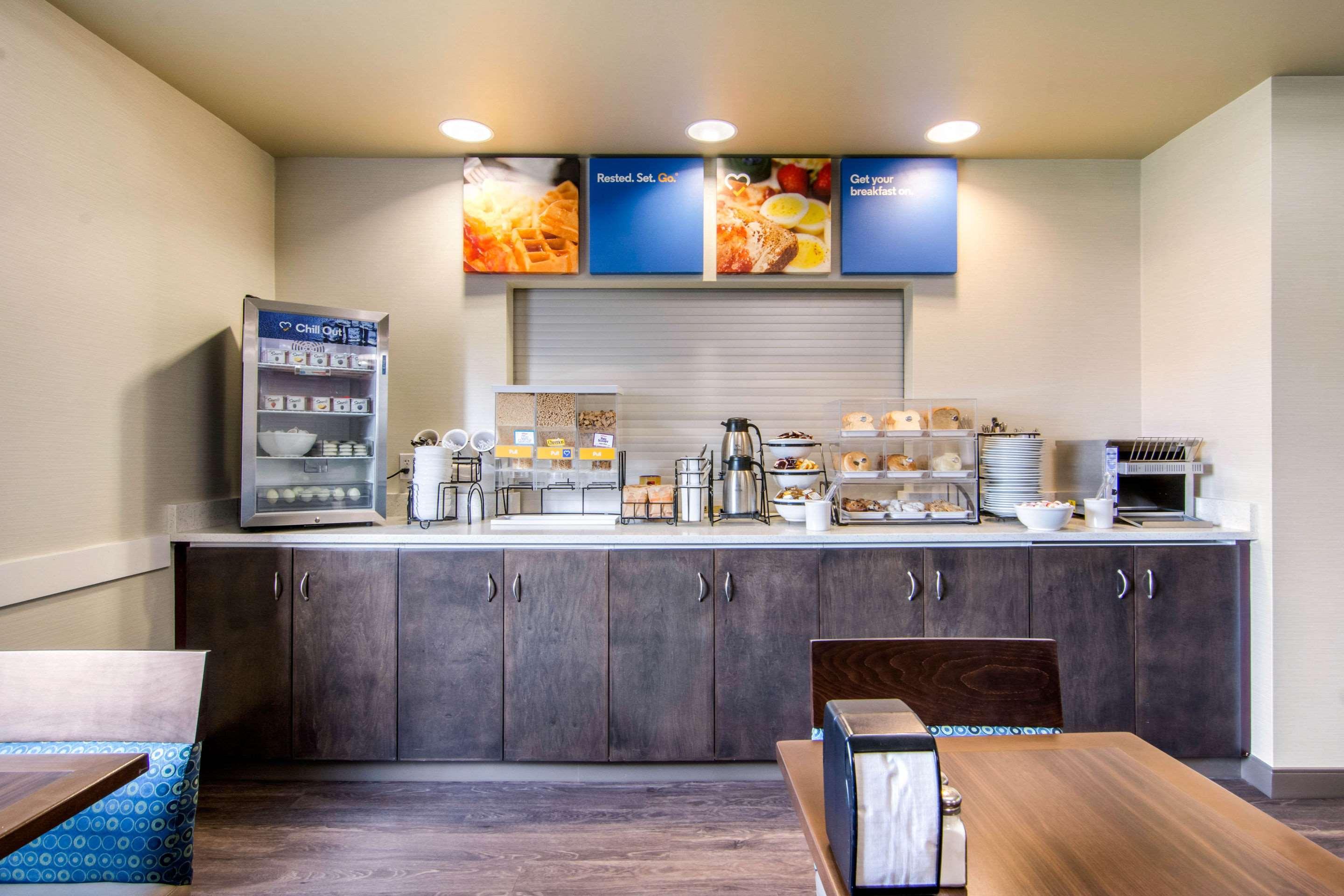Comfort Inn & Suites Ред Диър Екстериор снимка