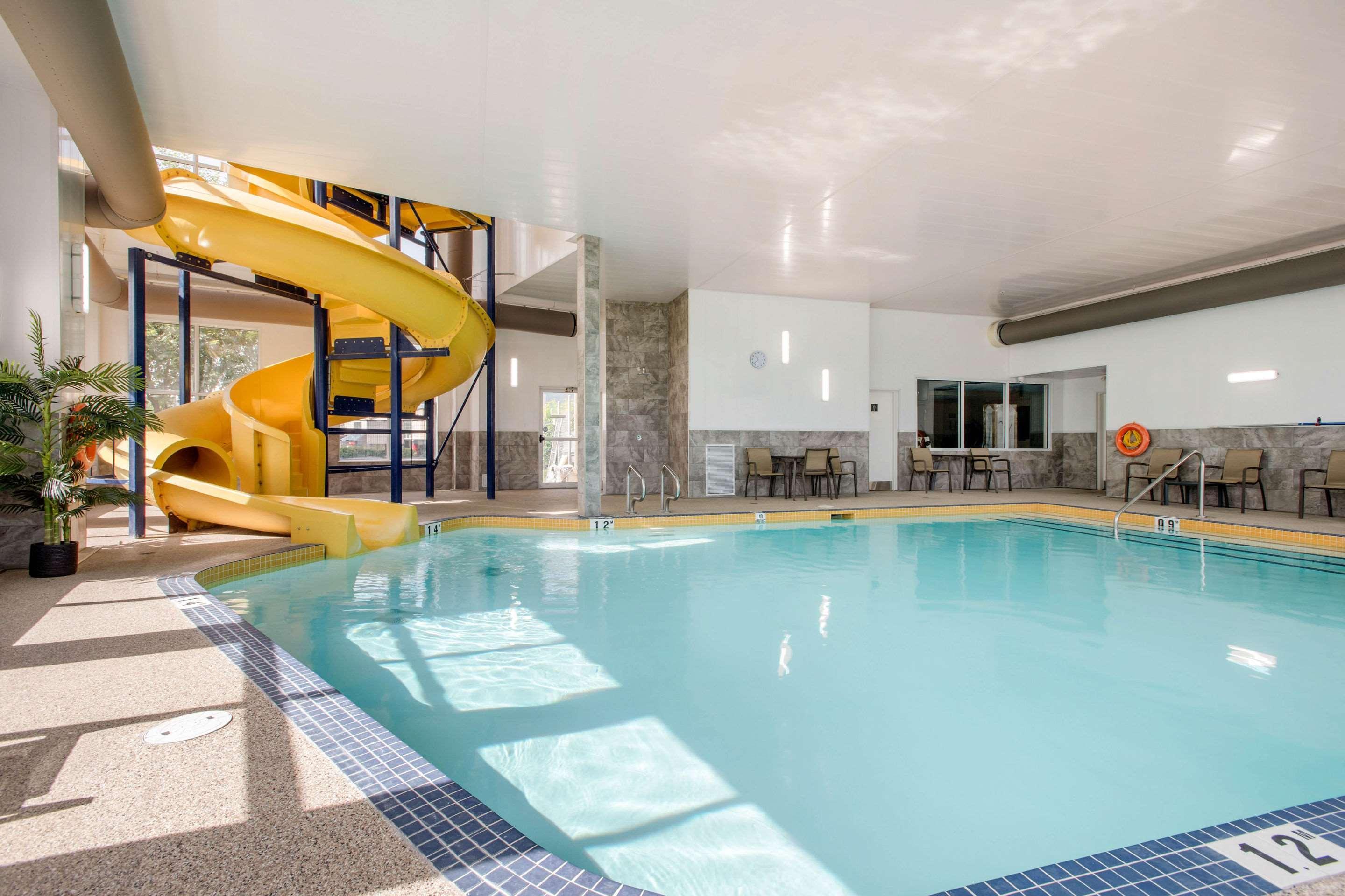 Comfort Inn & Suites Ред Диър Екстериор снимка