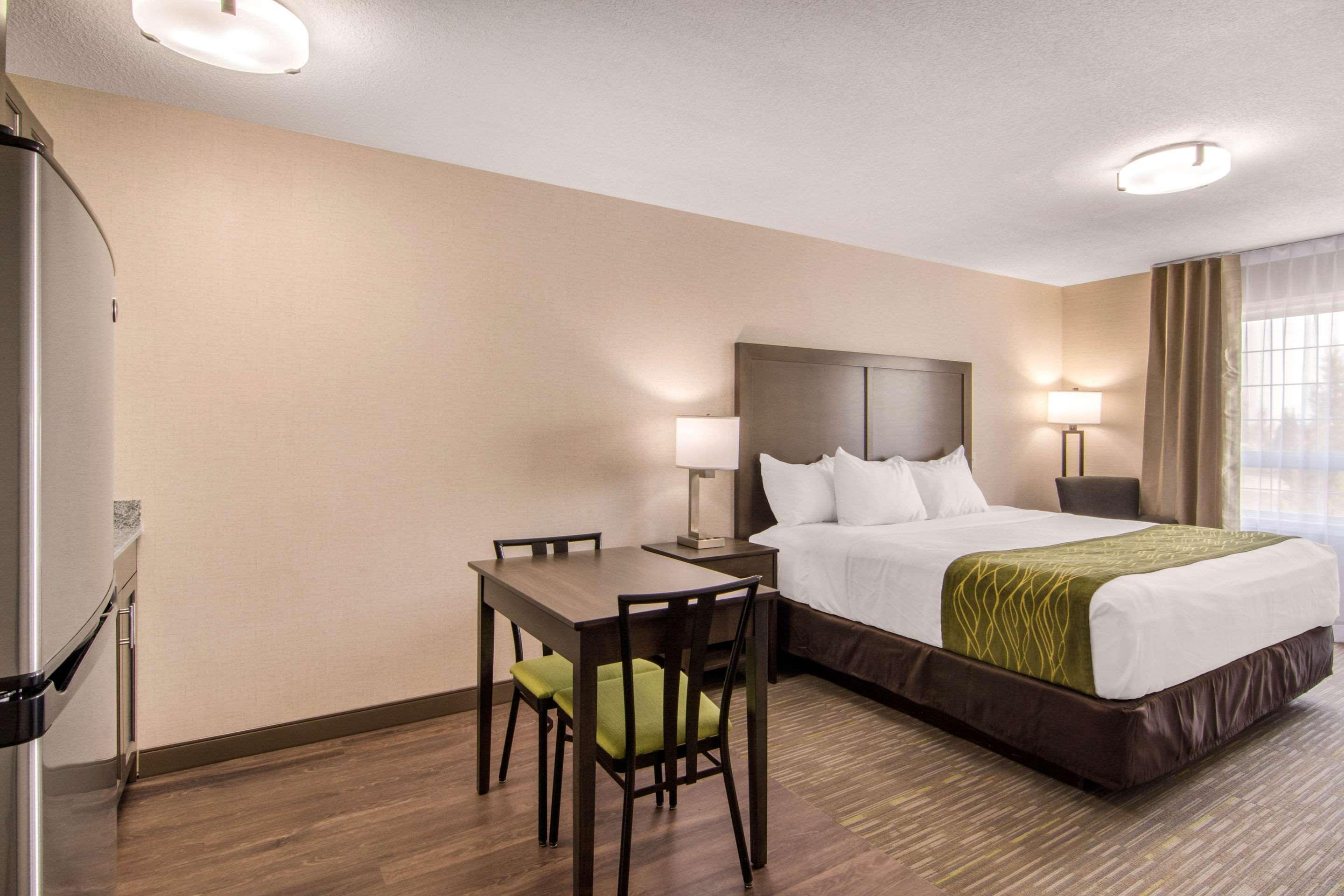 Comfort Inn & Suites Ред Диър Екстериор снимка