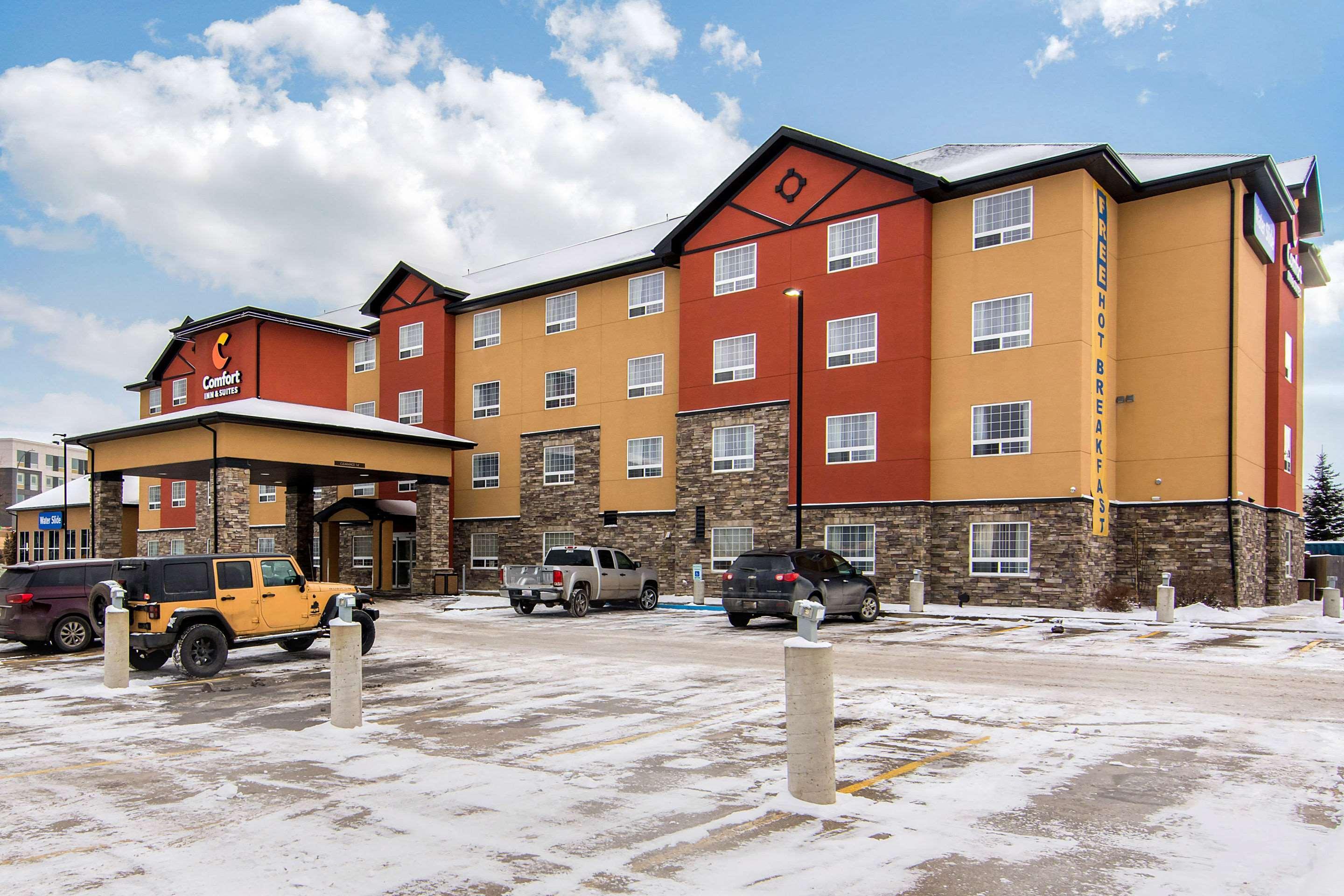 Comfort Inn & Suites Ред Диър Екстериор снимка