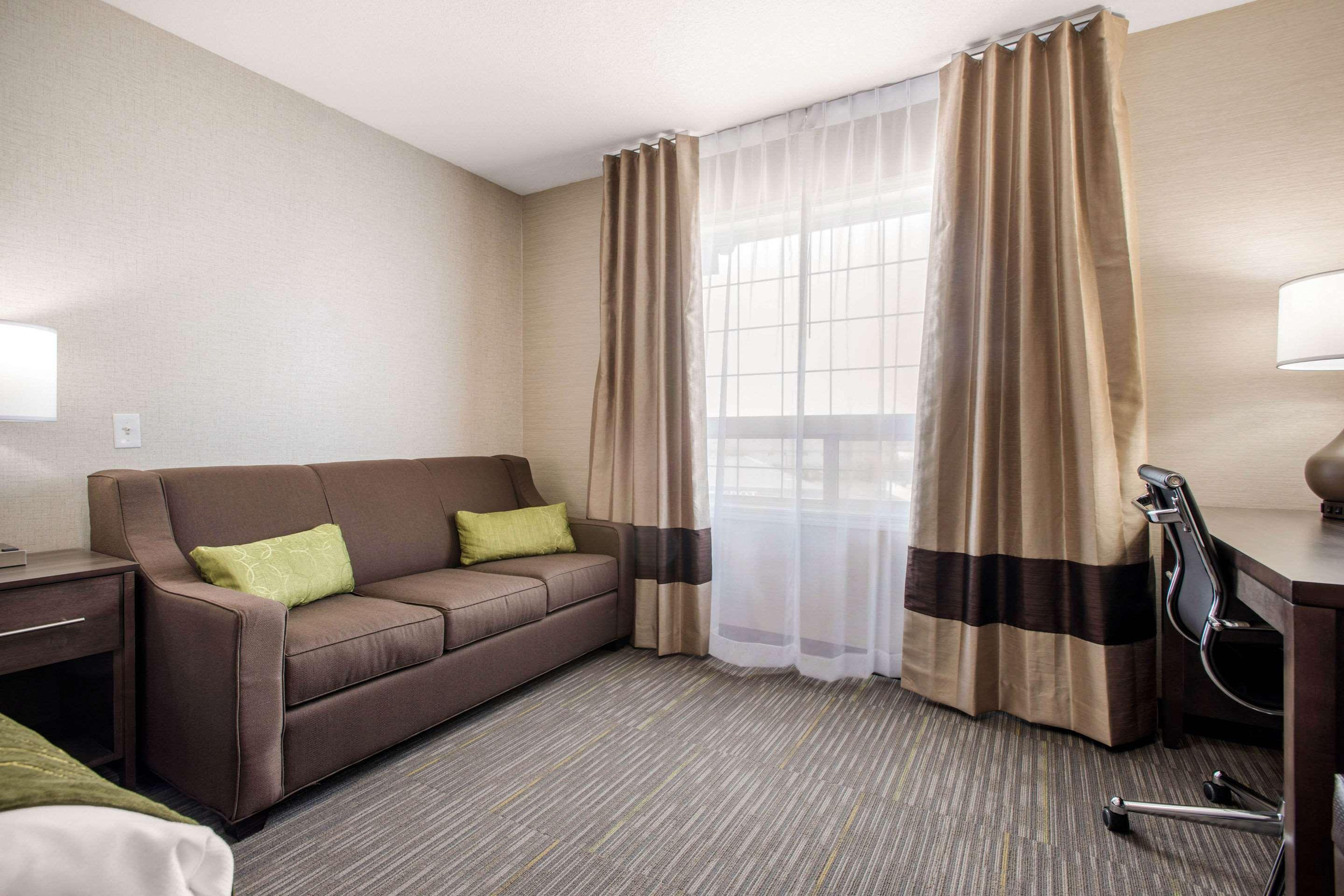Comfort Inn & Suites Ред Диър Екстериор снимка