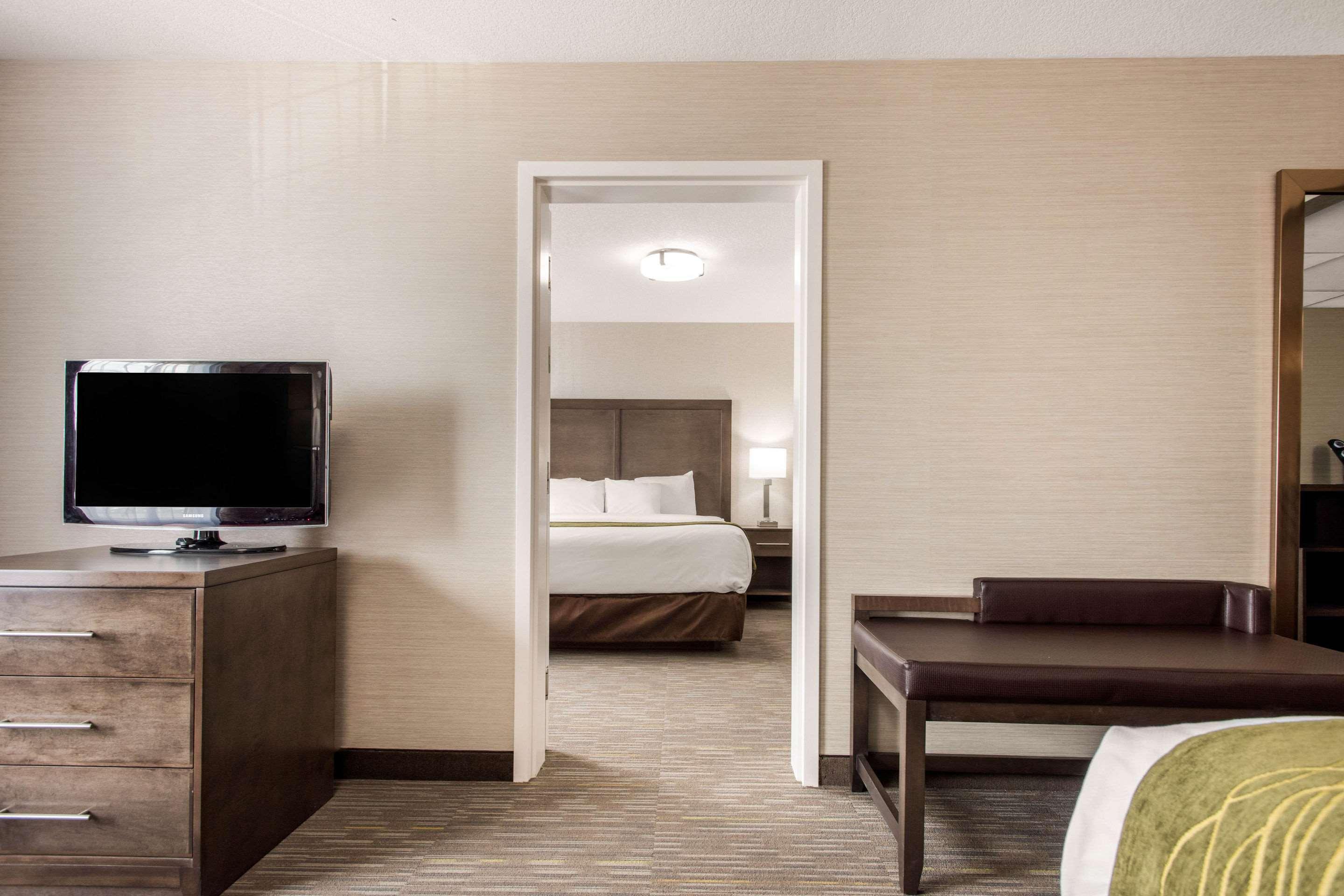 Comfort Inn & Suites Ред Диър Екстериор снимка