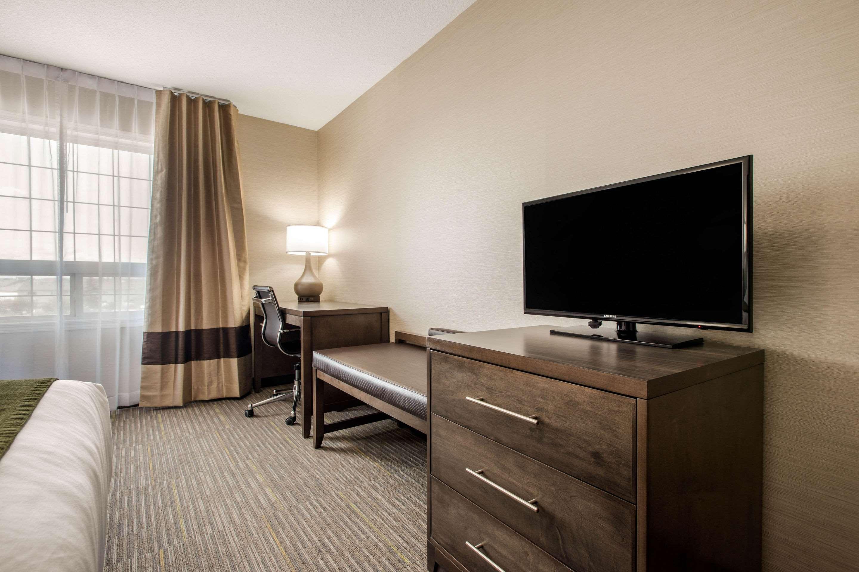 Comfort Inn & Suites Ред Диър Екстериор снимка
