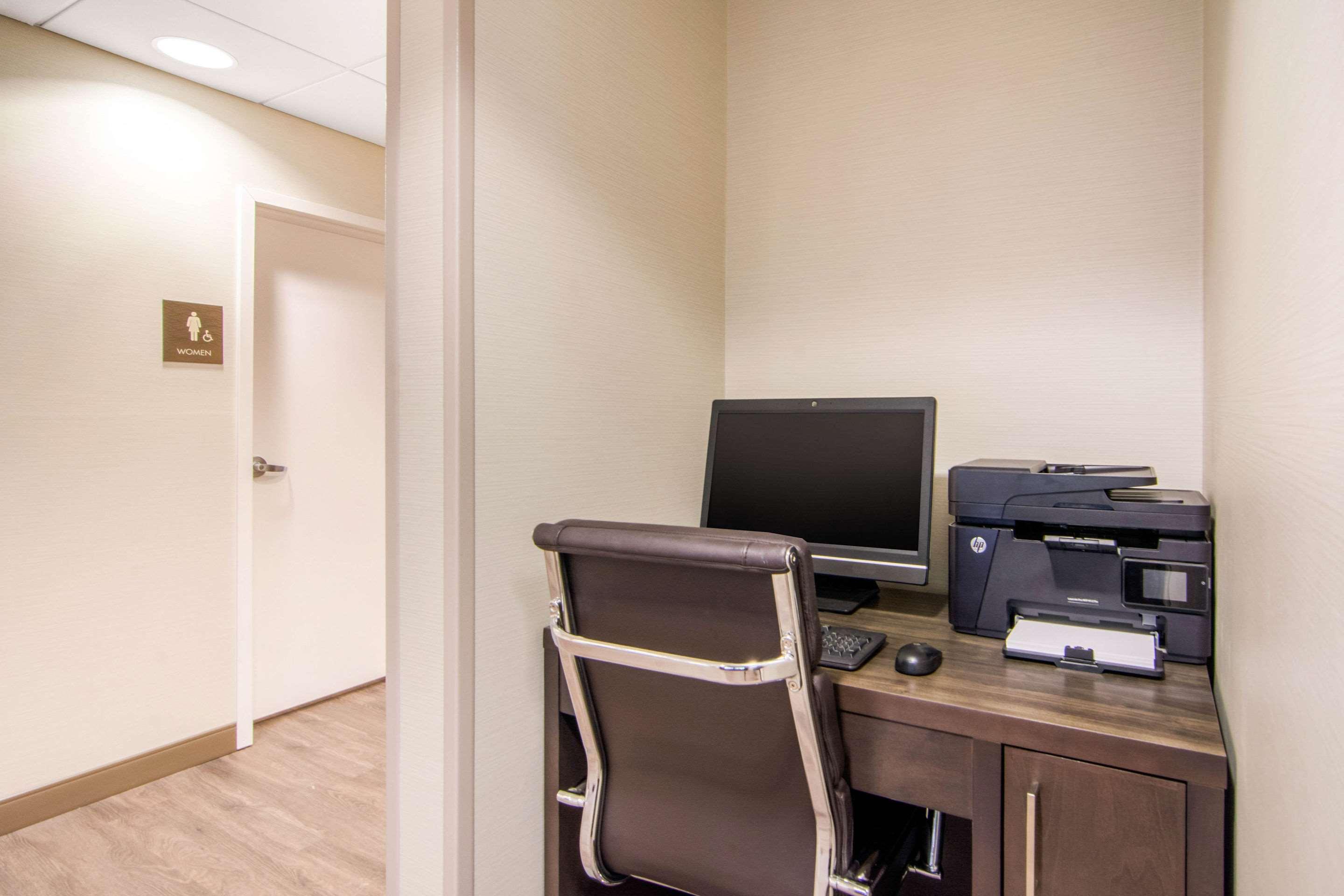 Comfort Inn & Suites Ред Диър Екстериор снимка