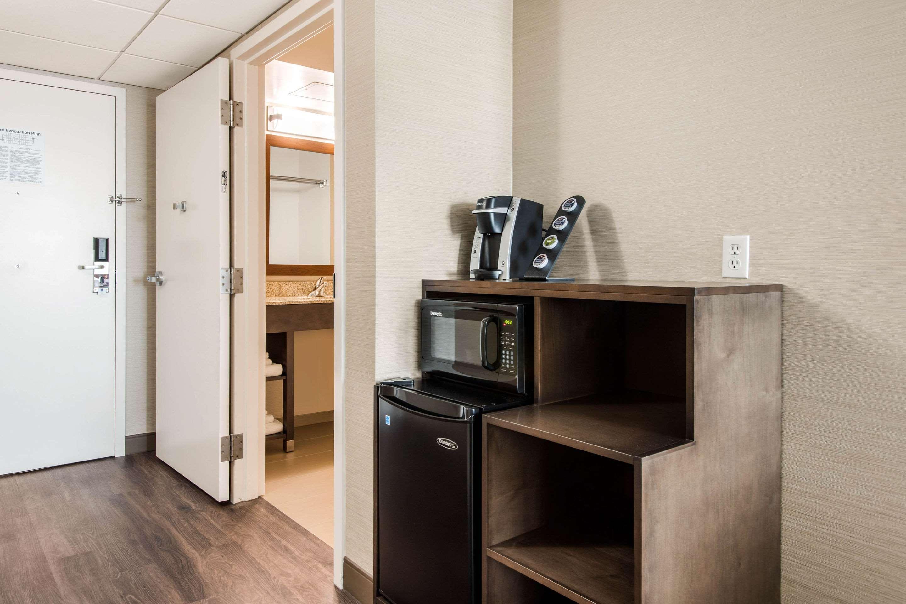 Comfort Inn & Suites Ред Диър Екстериор снимка