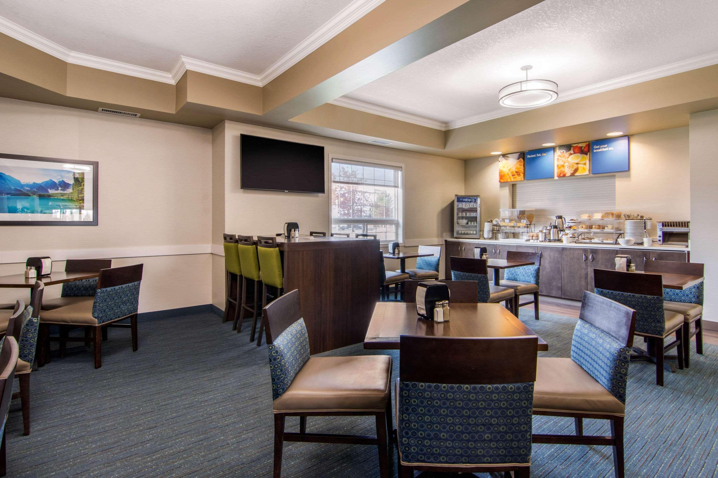 Comfort Inn & Suites Ред Диър Екстериор снимка