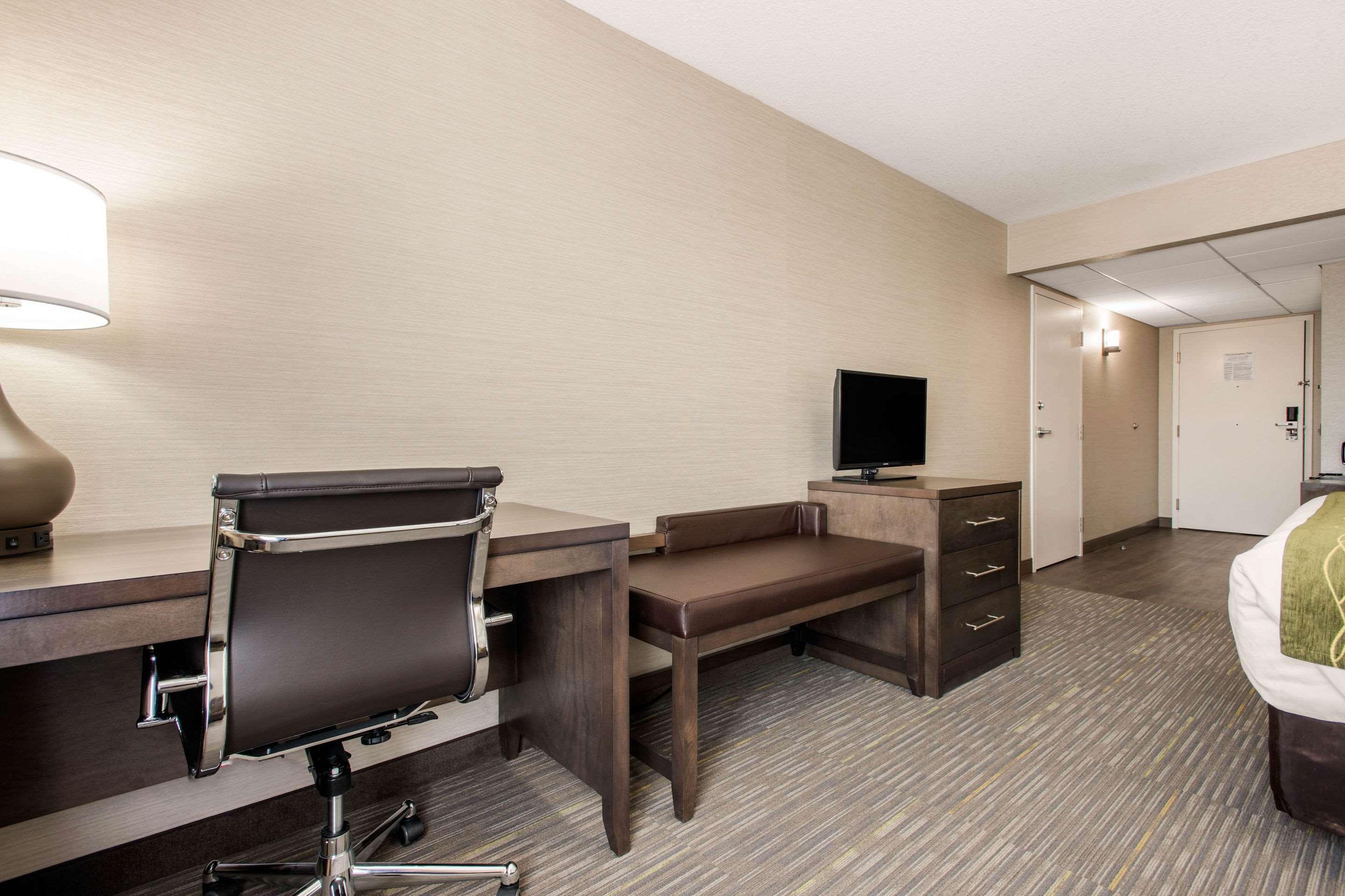 Comfort Inn & Suites Ред Диър Екстериор снимка