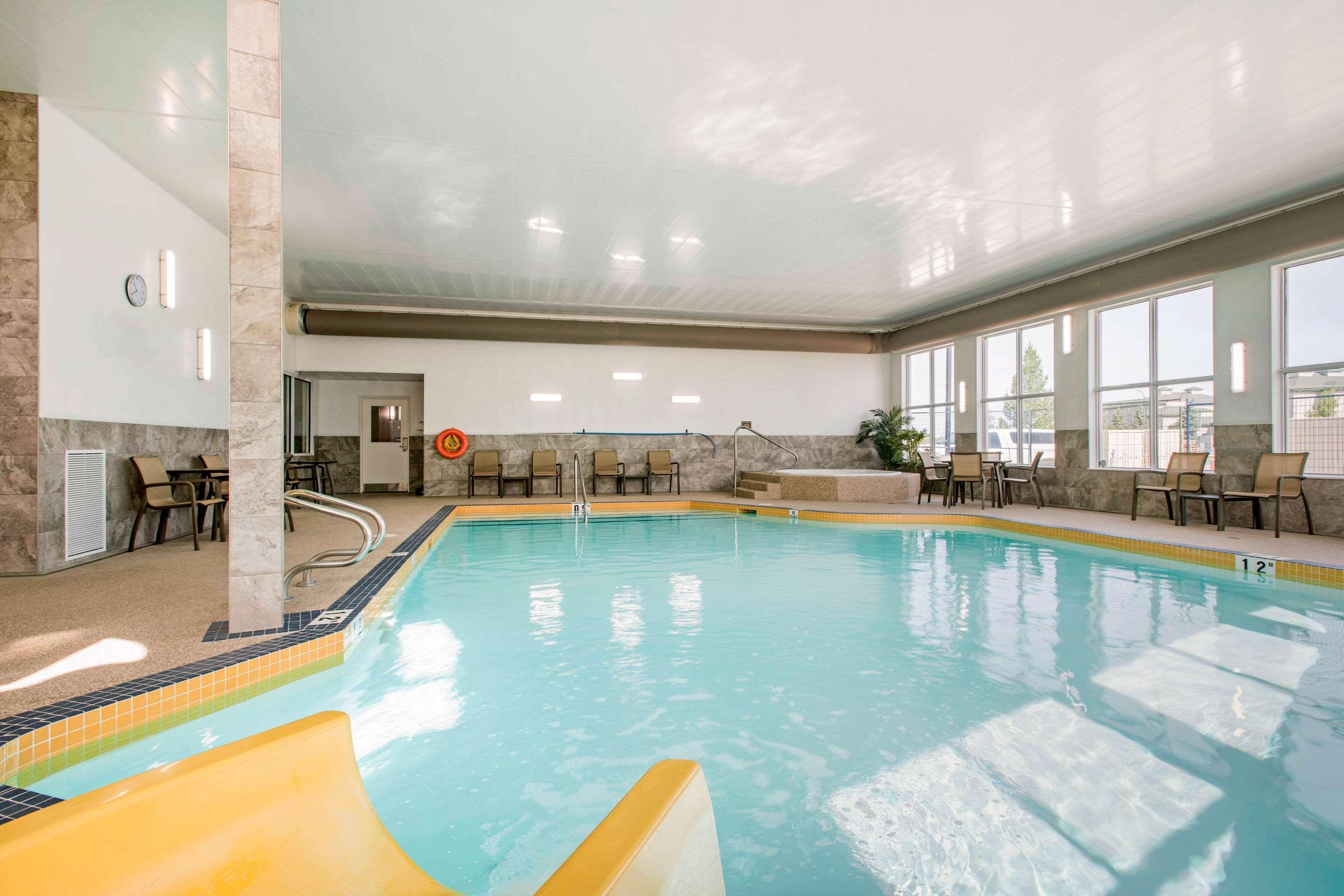 Comfort Inn & Suites Ред Диър Екстериор снимка