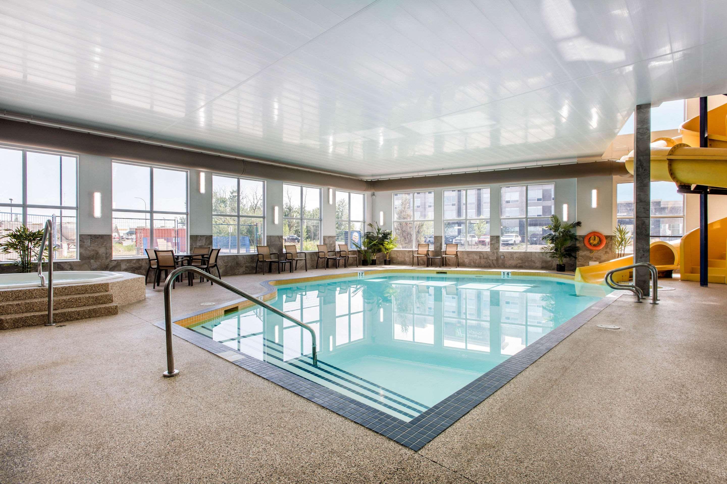 Comfort Inn & Suites Ред Диър Екстериор снимка