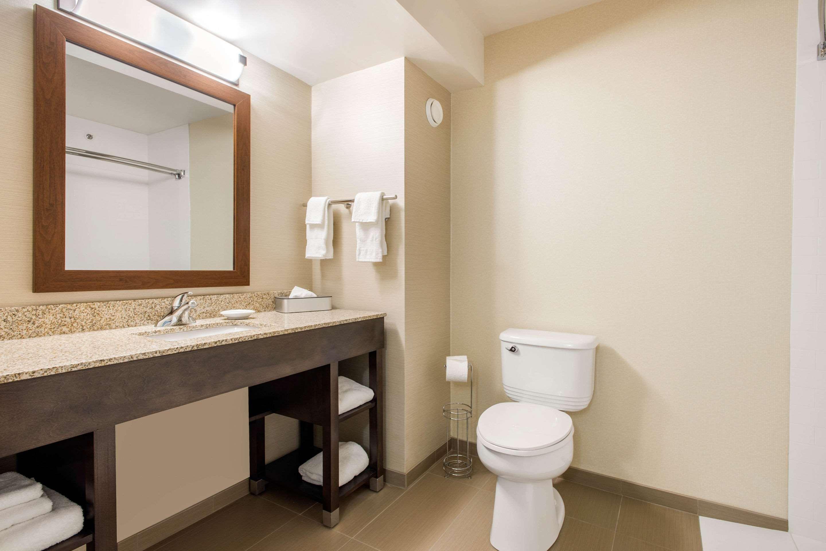 Comfort Inn & Suites Ред Диър Екстериор снимка