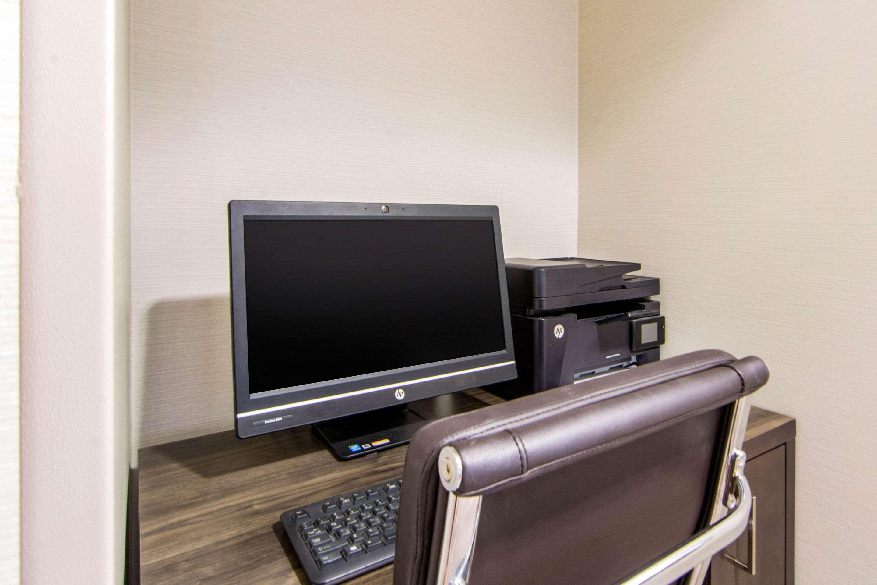 Comfort Inn & Suites Ред Диър Екстериор снимка