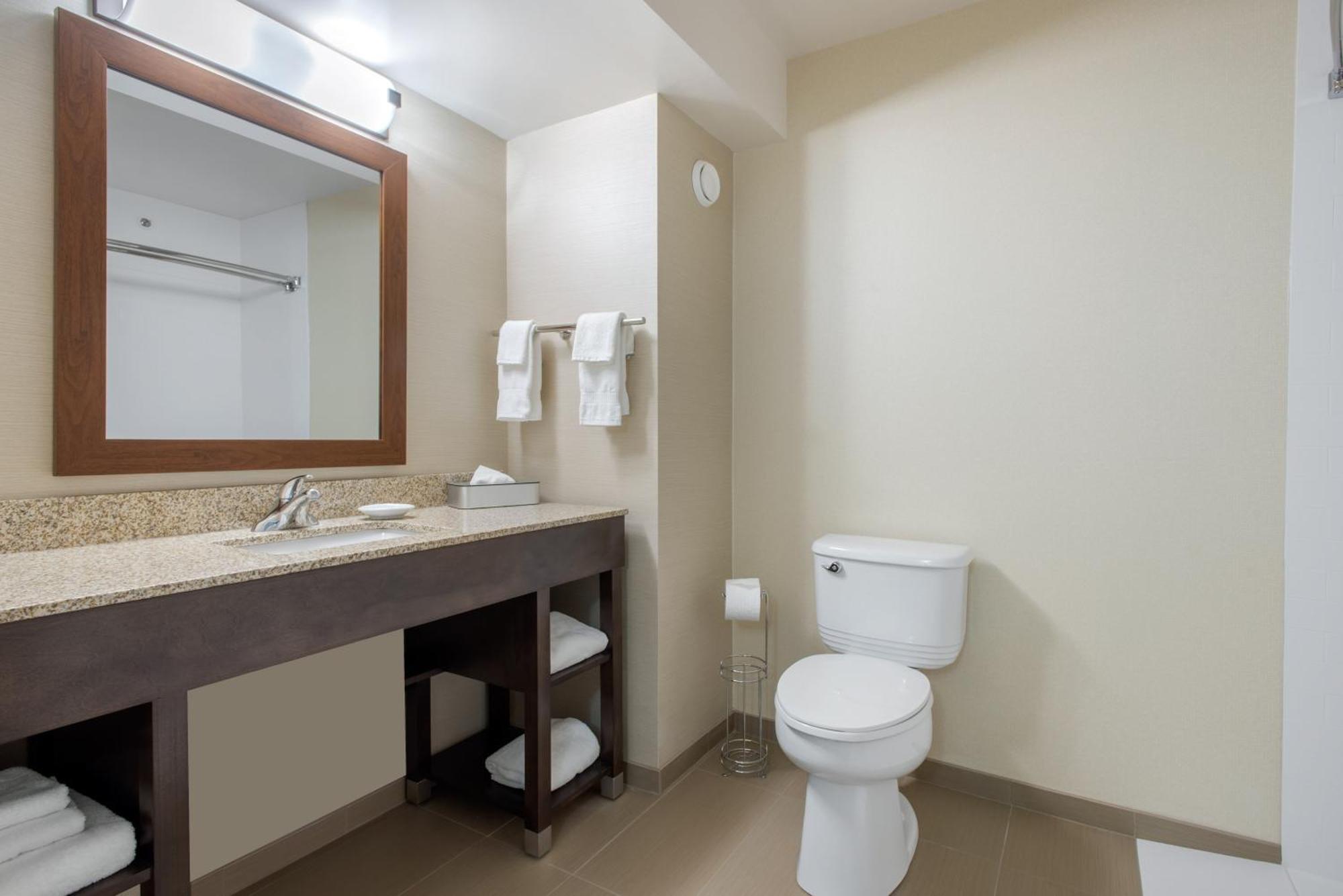 Comfort Inn & Suites Ред Диър Екстериор снимка